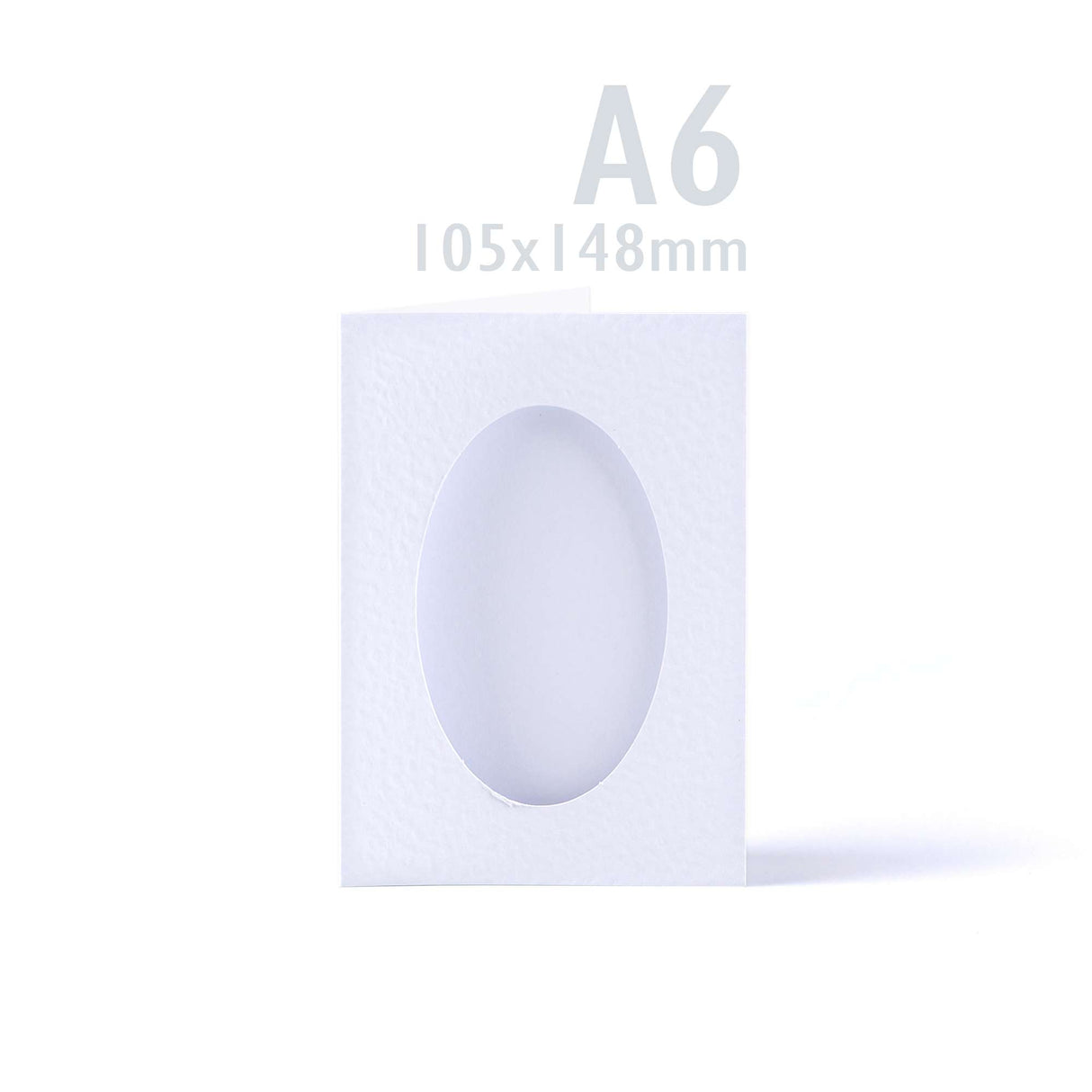 Bílé trojité přehýbací karty s kladívkovou strukturou a oválným výřezem – balení
