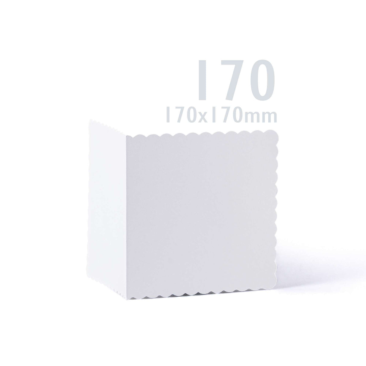 Bílé karty a obálky s vlnitým okrajem – balení