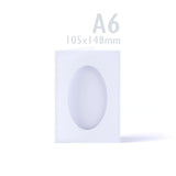 Bílé trojité přehýbací karty s kladívkovou strukturou a oválným výřezem – balení