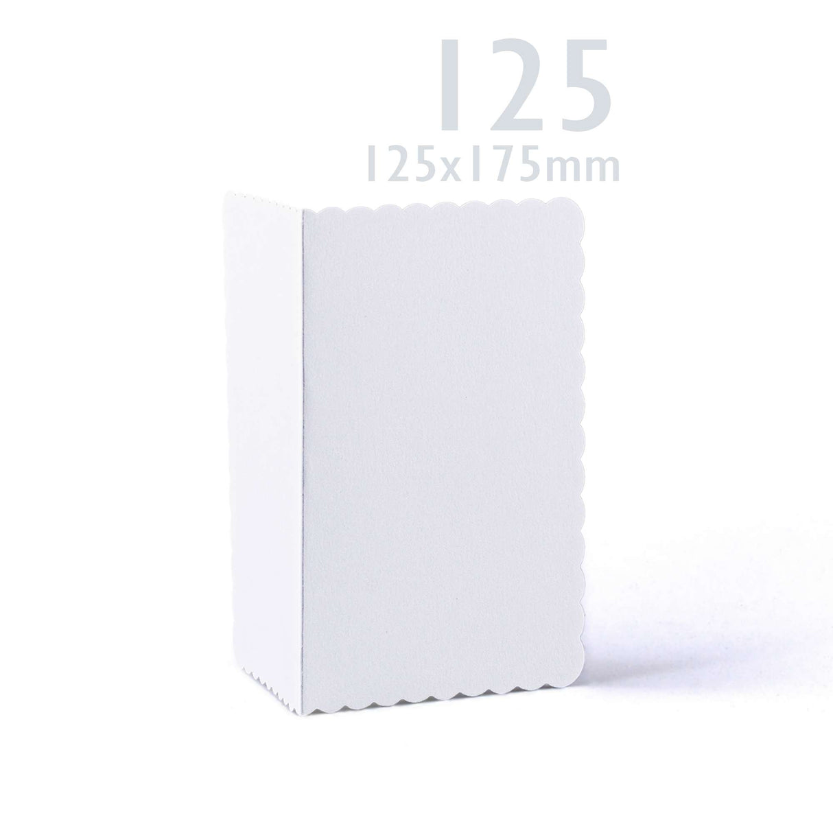 Bílé karty a obálky s vlnitým okrajem – balení