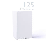 Bílé karty a obálky s vlnitým okrajem – balení